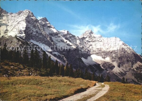 Karwendel Weg zur Falkenhütte und Ladizalm gegen