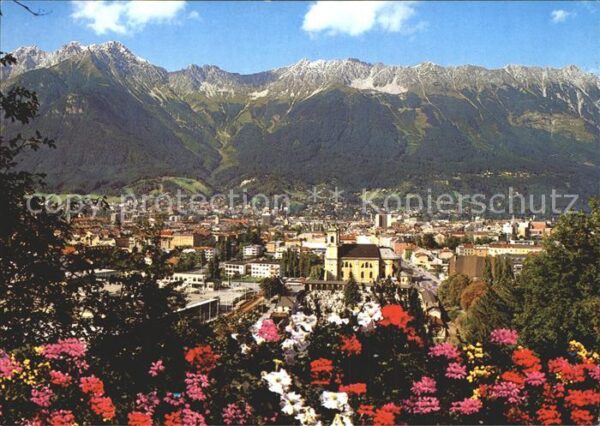 Innsbruck Stadtansicht mit Nordkette Blumen