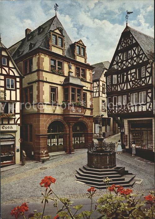 Bernkastel-Kues Rathaus Fachwerkhäuser Brunnen Altstadt