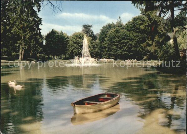 Bad Schwalbach Schwanenteich im Kurpark Fontäne Boot