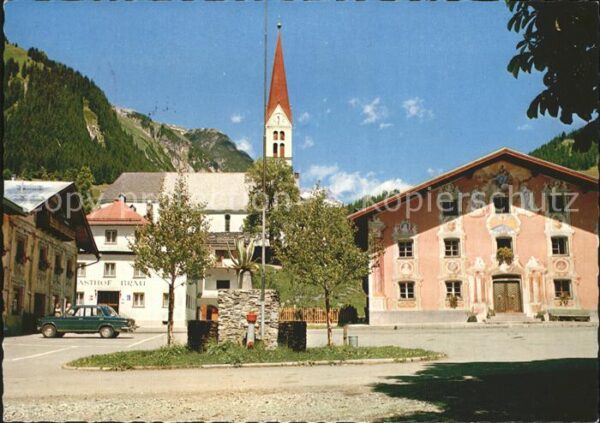 Holzgau Platz Brunnen Fassadenmalerei Kirche