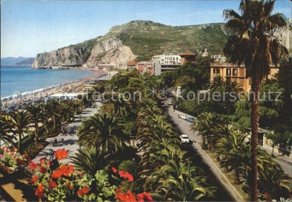 Finale Ligure La passeggiata Promenade Strand Palmen