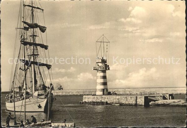 Leuchtturm Lighthouse Warnemünde Hafeneinfahrt Segelschiff