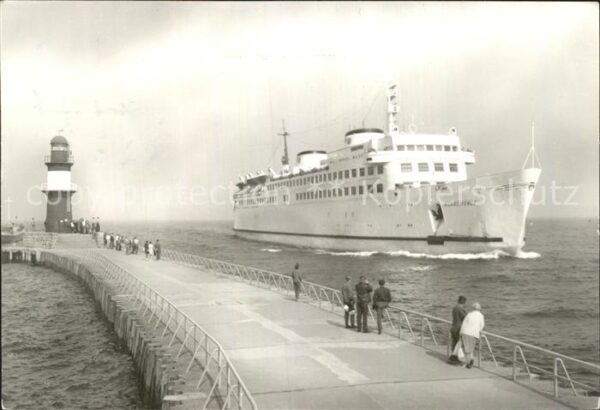 Faehre Ferry Bac Traghetto-- Warnemünde Leuchtturm