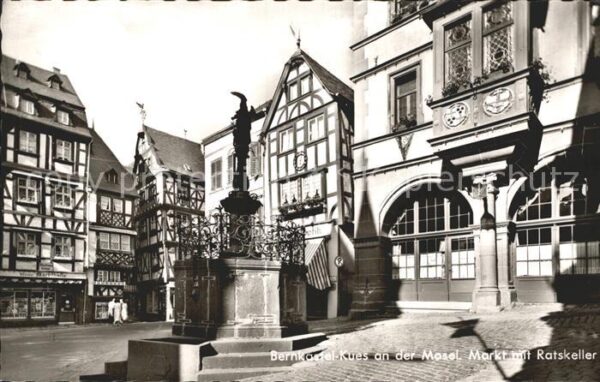 Bernkastel-Kues Marktplatz St Michael Brunnen Fachwerkh