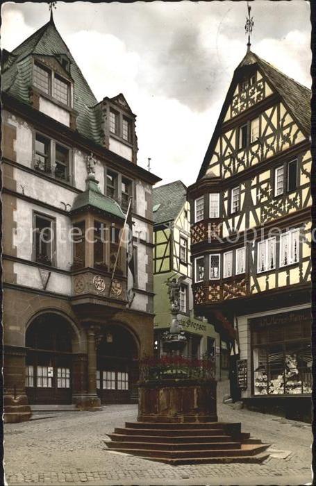Bernkastel-Kues Rathaus St Michael Brunnen Fachwerkhäus
