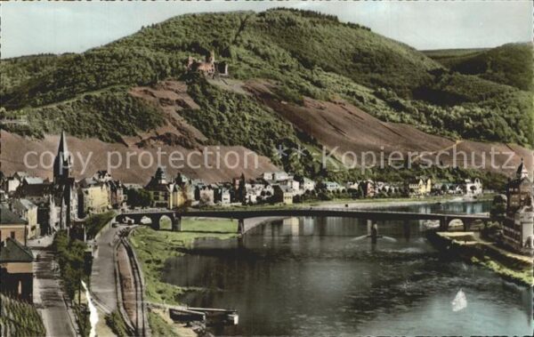 Bernkastel-Kues Partie an der Mosel mit Burg Landshut