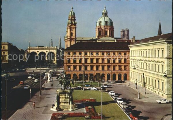 Muenchen Odeonsplatz Feldherrnhalle Reiterstandb
