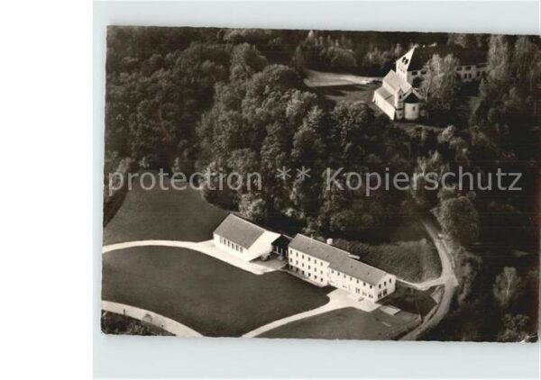 Erdweg Fliegeraufnahme Kirche und Haus Petersb