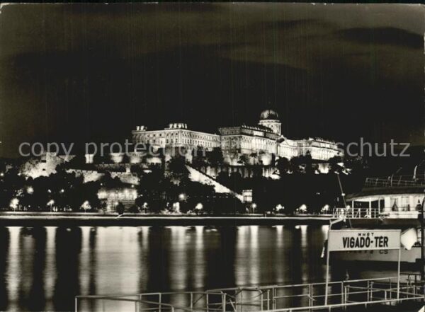 Budapest Die Burg  Schiff Anlegestelle