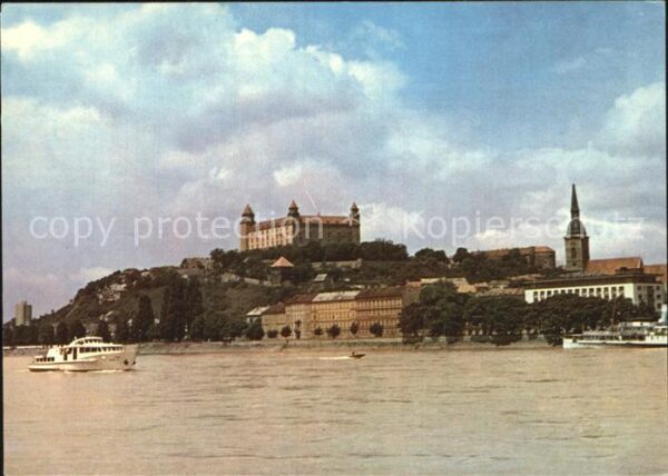 Bratislava Pressburg Pozsony pohlad z Petrzalky na hrad sucasna reko