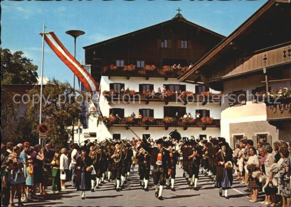 Kirchberg Tirol Kirchberger Musikkapelle vor Gasthof Be
