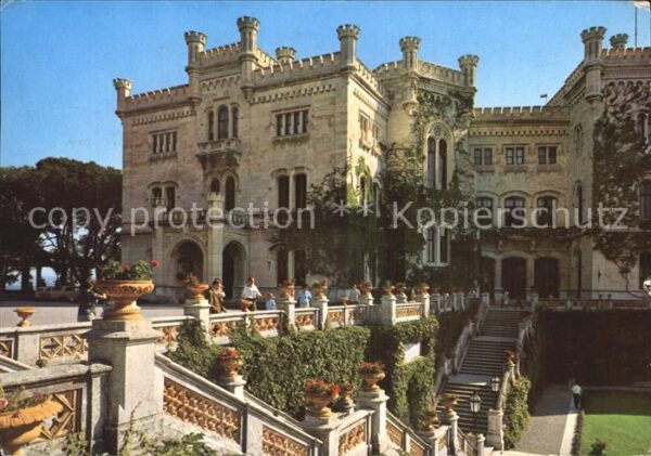 Trieste Die Burg mit der Anlegertreppe im Park
