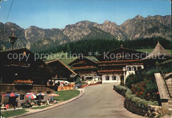 Alpbach Dorfplatz mit alten Tiroler Häusern