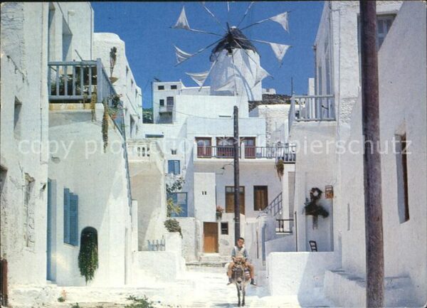 Mykonos Kykladeninsel Aegaeis Malerische Strasse mit Kind und Esel