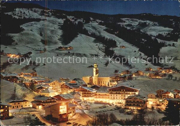Saalbach-Hinterglemm Skidorf am Abend Nachtaufnahme