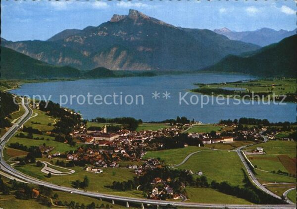 Mondsee Salzkammergut Panorama mit Schafberg und Autobahn Sal