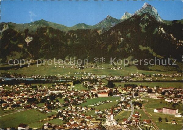 Reutte Tirol mit Hahnenkamm Schneid und Gehrenspitze