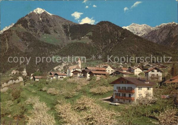 Dorf Tirol Ortsansicht mit Kirche Alpen