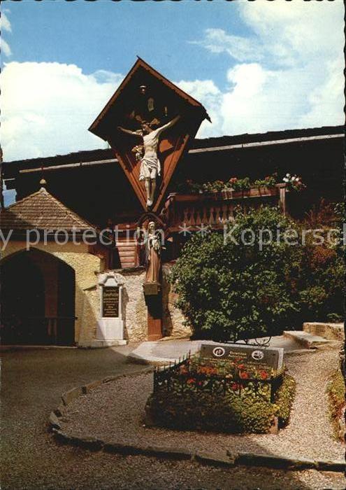 Heiligenblut Kaernten Motiv am Friedhof Kircheneingang Kreuz