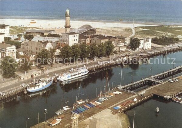 Warnemuende Ostseebad Alter Strom Fliegeraufnahme mit Leuchtt