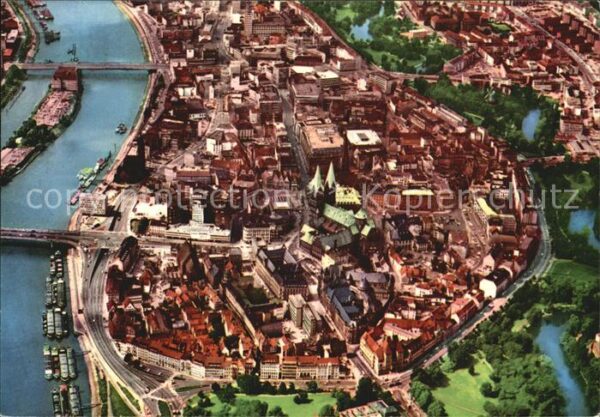 Bremen City mit Dom und Weser Fliegeraufnahme