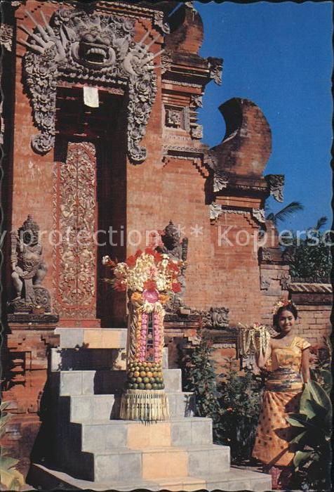 Bali Indonesien Balines Girl with Offerings in front of
