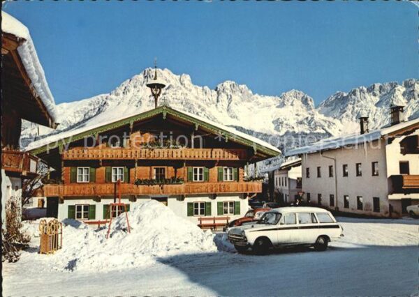 Ellmau Tirol Strassenmotiv mit Postbauernhof und Wil