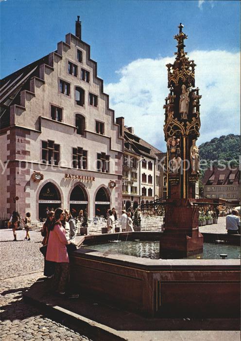 Freiburg Breisgau Münsterplatz mit Kornhaus und Fischbrun