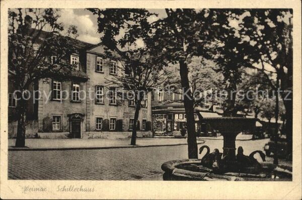 Weimar Thueringen Schillerhaus mit Brunnen