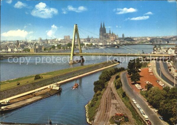 Koeln Rhein Rheinpartie mit Dom