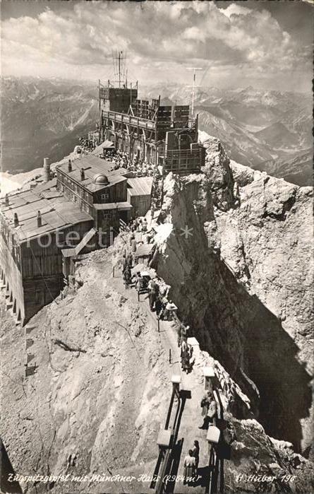 Zugspitze mit Münchener Haus Fliegeraufnahme