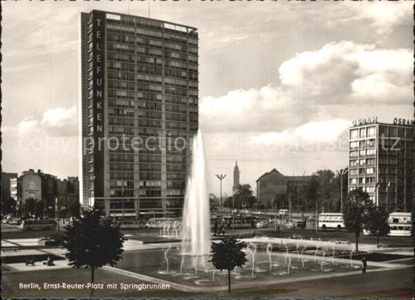 Berlin Fritz Reuter Platz mit Springbrunnen un