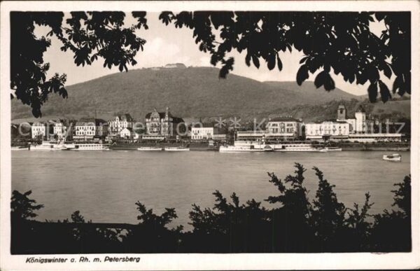 Koenigswinter Uferpartie am Rhein mit Blick zum Peter