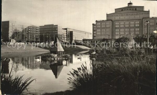 Leipzig Gebäude am Teich