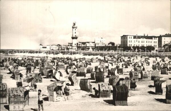 Warnemuende Ostseebad Strand und Leuchtturm