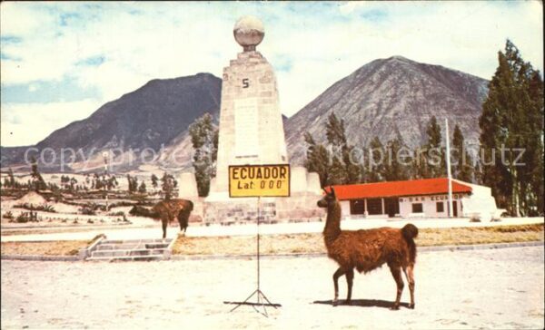 Ecuador Monumento Ecuatorial y el historico cer
