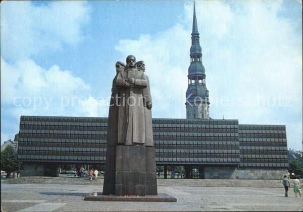 Riga Lettland Denkmal mit Kirchturm