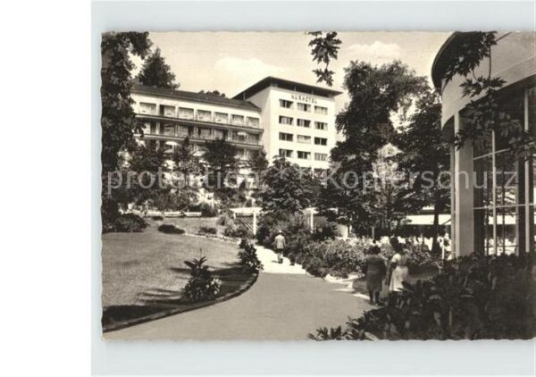 Bad Schwalbach Kurpark mit Weinbrunnen und Kurhotel