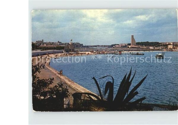 Brindisi Saint Apollinare Strand mit Denkmal für