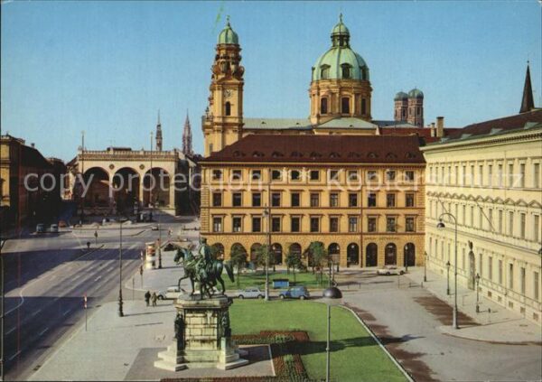Muenchen Odeonsplatz Thatinerkirche Feldherrnhal