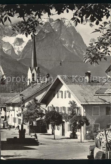 Garmisch-Partenkirchen Floriansplatz mit Zugspitze und Waxenst