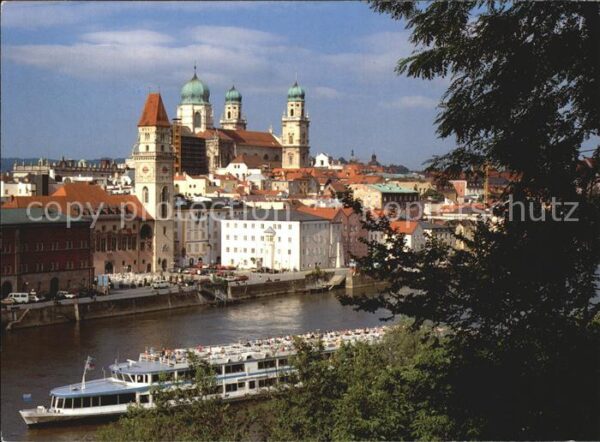 Passau Donaupartie mit Rathaus und Dom