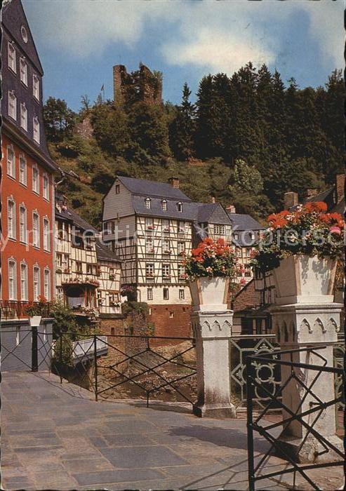 Monschau Eifel Rotes Haus mit Ruine Haller