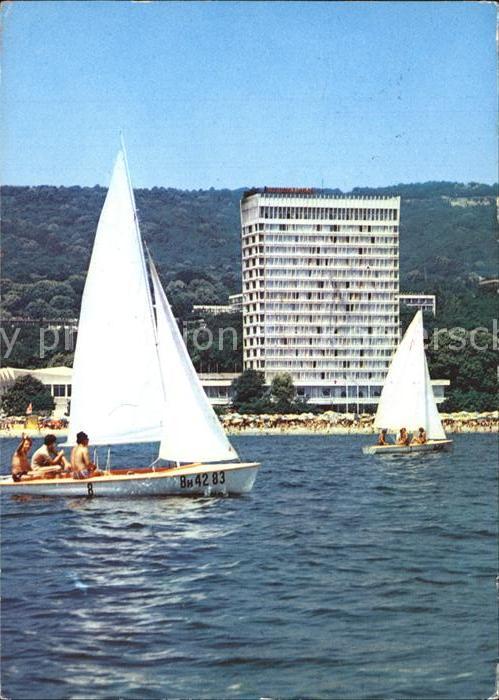 Slatni Pjasazi Hotel von der Seeseite mit Segelbooten