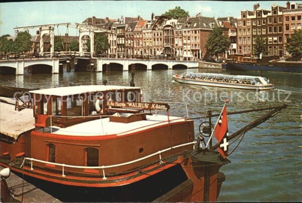 Amsterdam Niederlande Amstel mit Magere Brücke Ausflugsboot