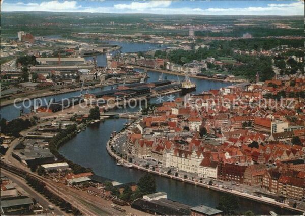 Luebeck Fliegeraufnahme Altstadt mit Hafen