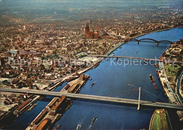 Koeln Rhein Altstadt mit Dom Severinsbrücke Deutzer