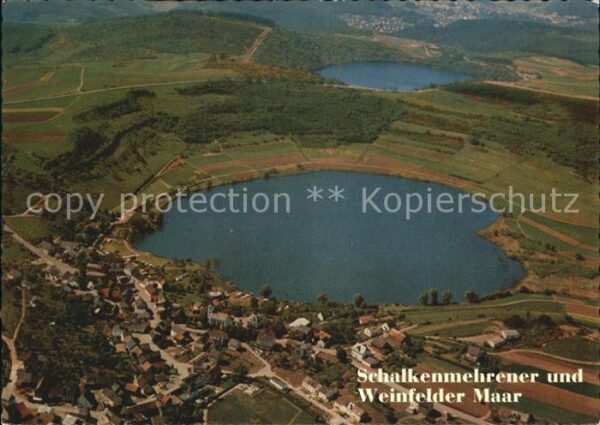 Schalkenmehren mit Schalkenmehrener Maar und Weinfelde