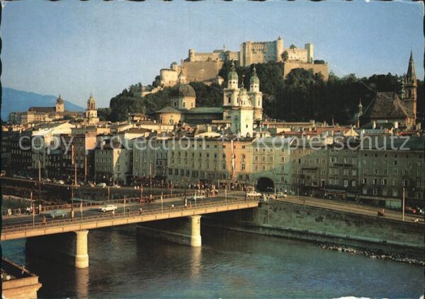 Salzburg Oesterreich Staatsbrücke mit Festung und Salzach
